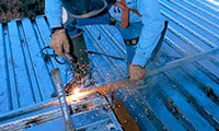 Proceso de instalación de una lámina RD91.5 en un techo