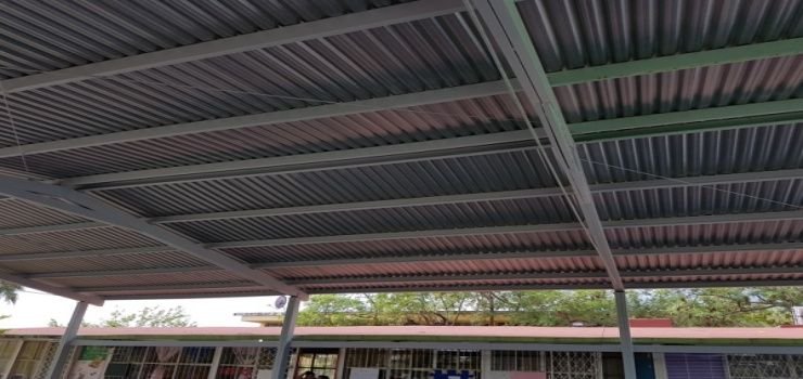 Estructura de polines de acero de techo con lámina de acero