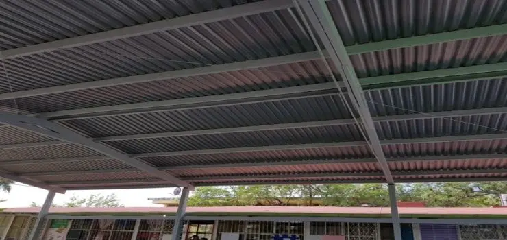 Estructura de polines de acero de techo con lámina de acero