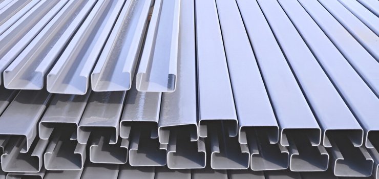 Polines de acero apilados dentro de un almacén