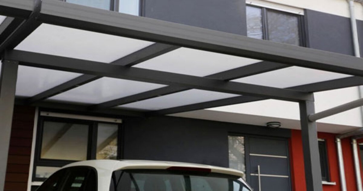 Techos de policarbornato celular cubriendo la entrada principal de una casa