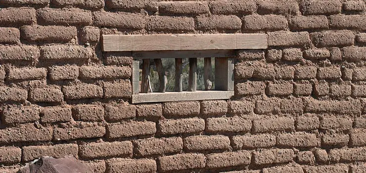Acercamiento al muro de adobe de una casa en una zona rural