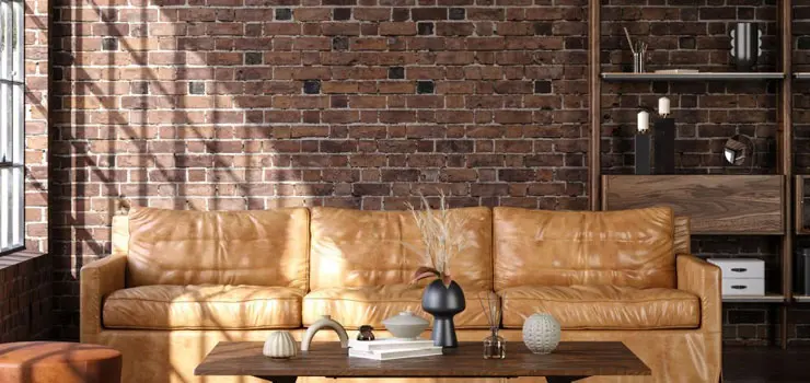 Muro decorativo en una casa hecho con ladrillos de diferentes diseños