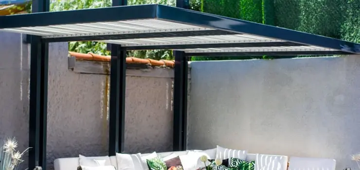 Perfiles PTR sosteniendo un techo de policarbonato celular en la terraza de una casa