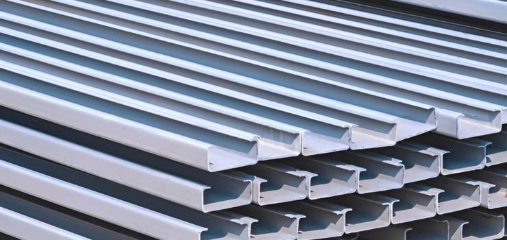 Vigas tipo Monten de color blanco acomodadas en una pila