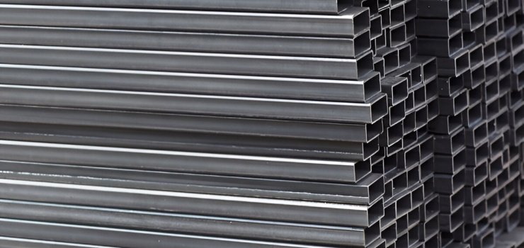 Vista lateral de perfiles PTR apilados