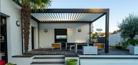 Pérgola en el patio trasero de una casa construída con policarbonato y perfiles de acero - techos de policarbonato