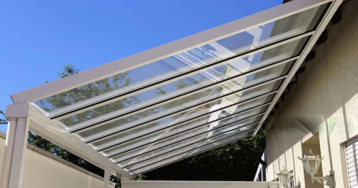 Ventanal de una casa cubierto con un techo de policarbonato celular