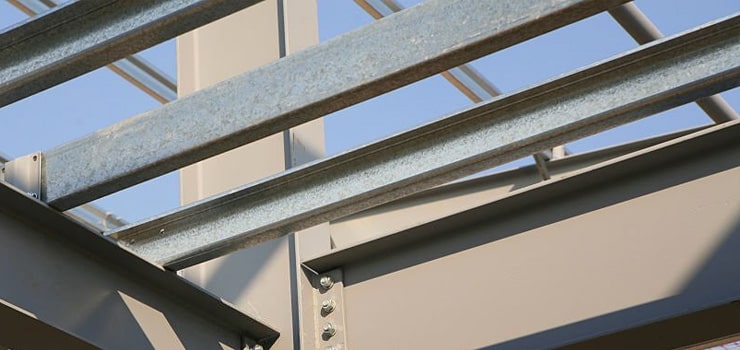 Polines de acero siendo parte de la estructura de un techo de lámina plástica