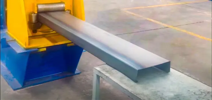 Polines de acero tipo canal monten pasando por una máquina durante su proceso de fabricación