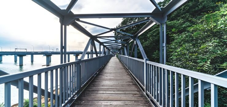 Perspectiva de punto de fuga de un puente peatonal de acero y madera