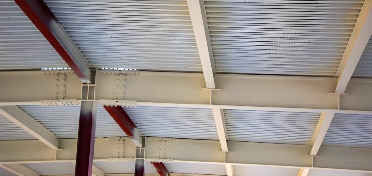 Entramado de vigas de acero soportando cubierta de lámina metálica