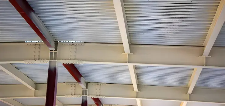 Entramado de vigas de acero soportando cubierta de lámina metálica