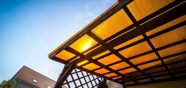 Espacio exterior con techo de policarbonato económico - Patios residenciales modernos