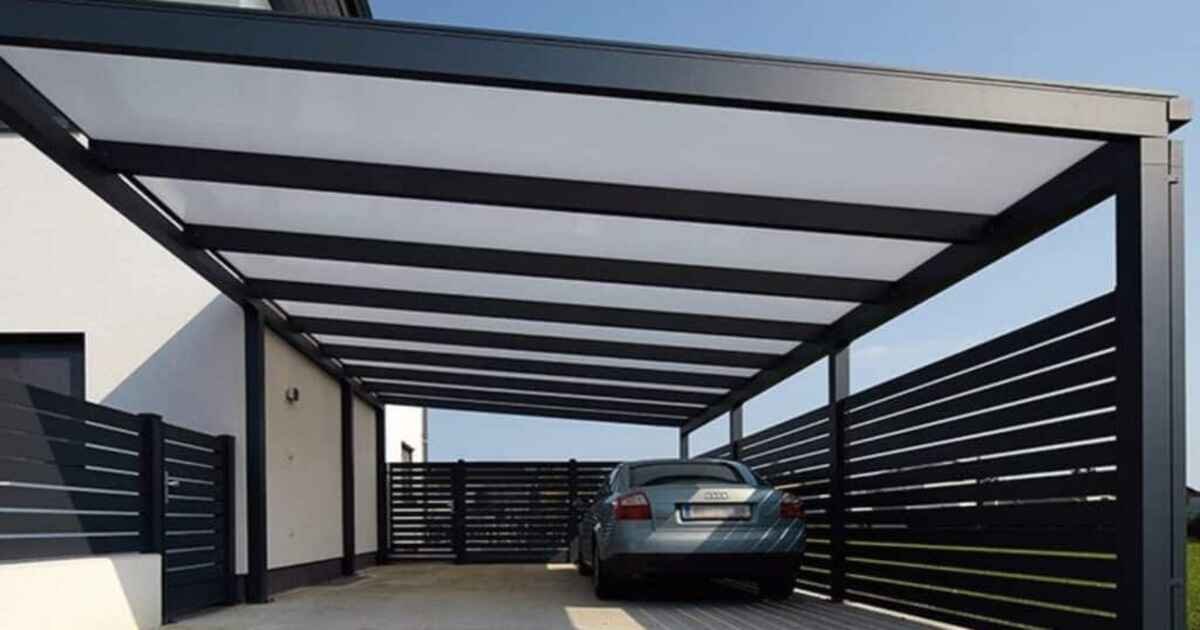 Techos de policarbonato encima de la puerta trasera de una casa