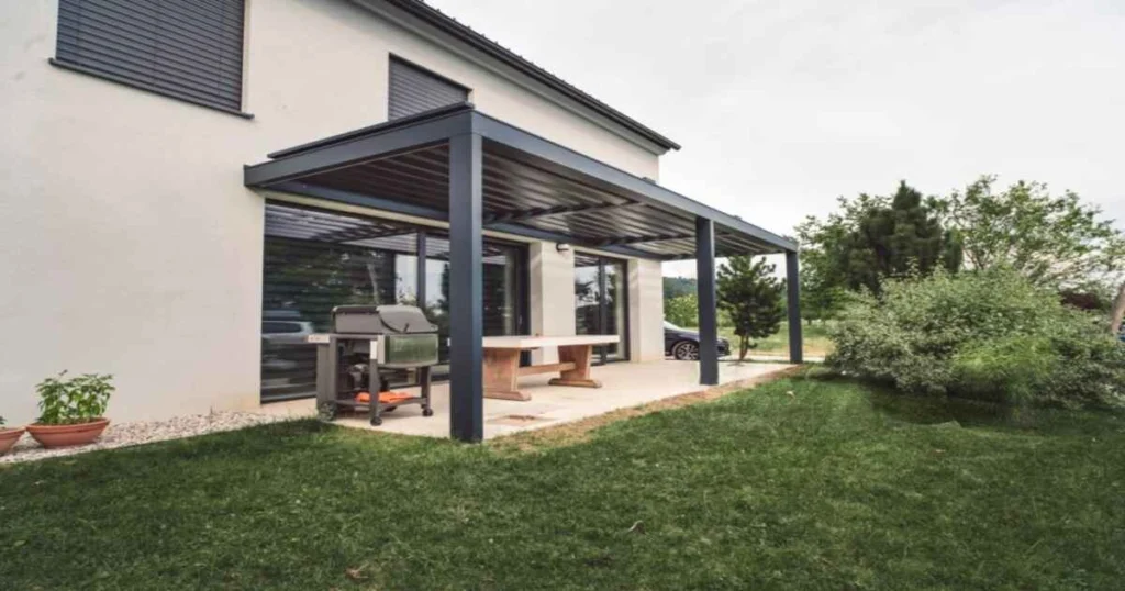 Porche residencial con estructura metálica y cubierta de policarbonato económico