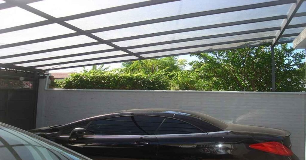 Cochera con techo de policarbonato acanalado montado sobre estructura de PTR color negro