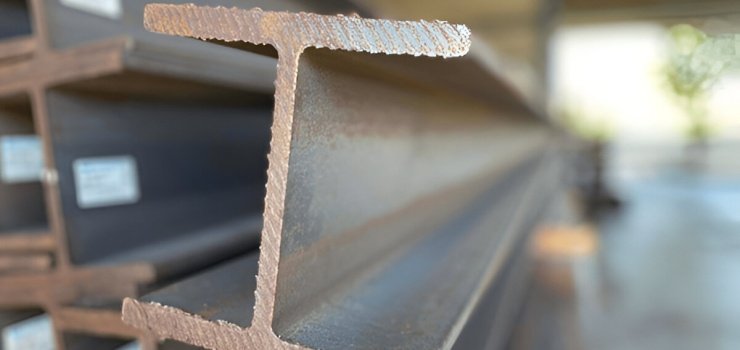 Viga de acero tipo IPR dentro de un almacén