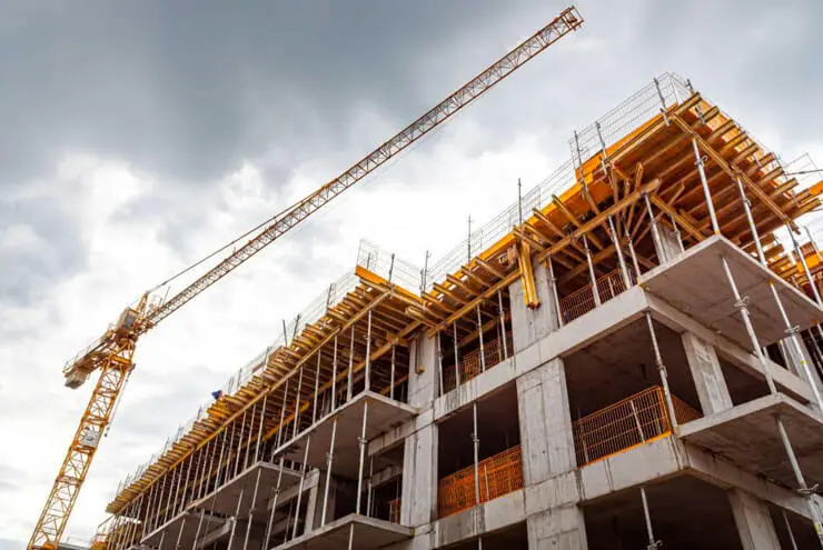 Cimbra metálica en edificio en construcción