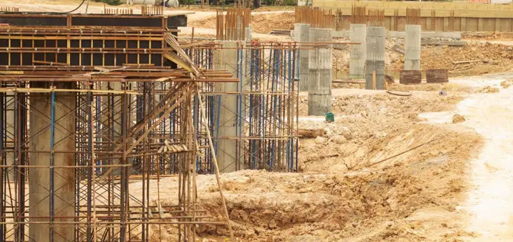 Cimbra metálica elaborada para la construcción de un puente