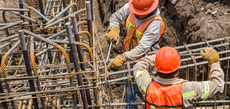 Cimbra metálica para guarnición colocada dentro de un terreno excavado