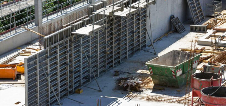 Cimbra metálica para muros en medio de una obra en construcción