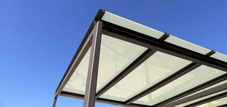 Lámina de policarbonato celular utilizada como techo el el exterior de una casa - laminas para techo económicas