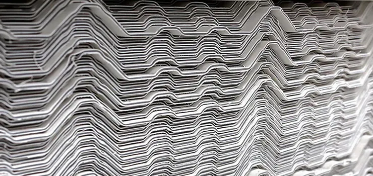 Láminas de PVC Tricapa apiladas en bodega
