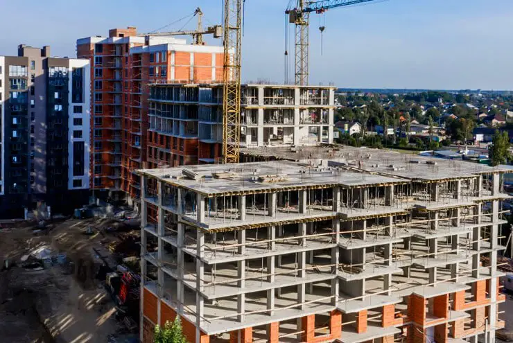 Losa de concreto de un edificio de varios pisos en plena construcción