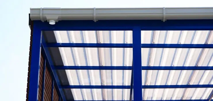 Techo de lámina traslúcida instalado en el patio de una casa. Descubre las ventajas de los techos de lámina económicas