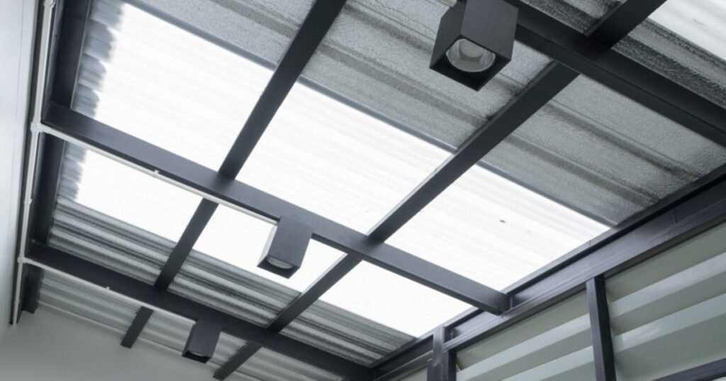 Techo con estructura metálica y lámina Polylit instalada en espacio residencial moderno