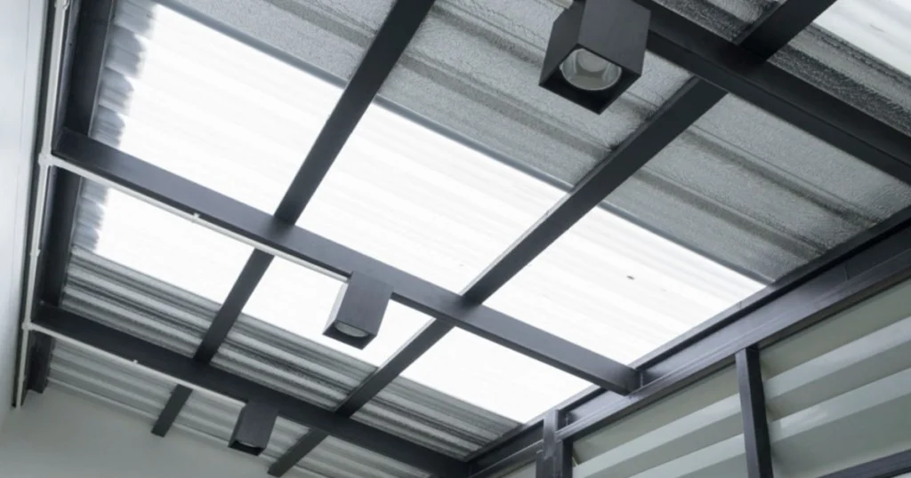 Techo con estructura metálica y lámina Polylit instalada en espacio residencial moderno