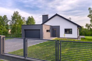 9 ideas espectaculares de cerca de herrería para jardín, ¡protege y haz lucir tu hogar!