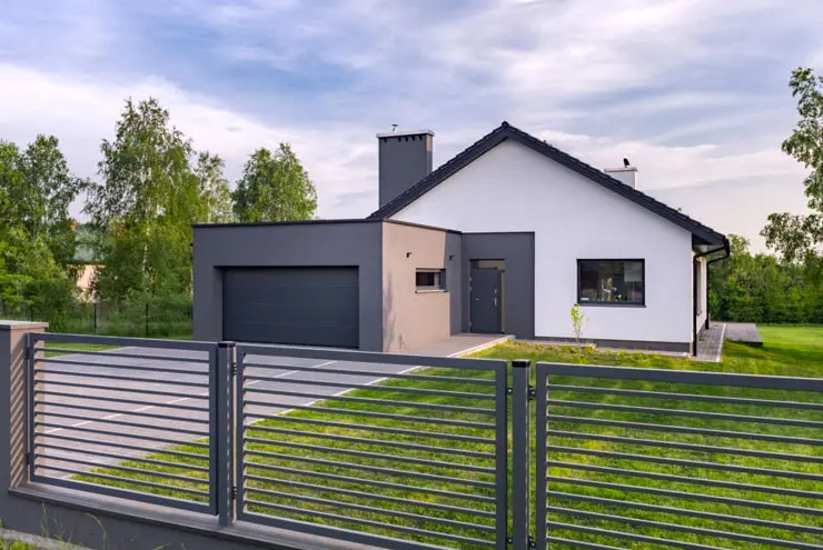 Casa con cerca de herrería hecha con PTR y perfil cuadrado