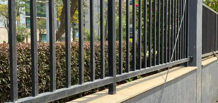 Cerca de herrería de perfiles PTR, muros bajos y columnas de concreto