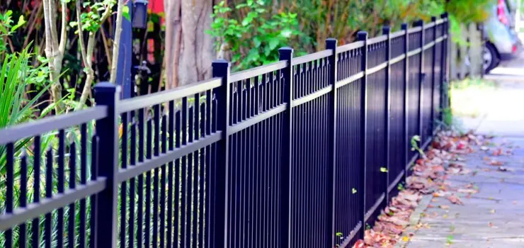 Cerca de herrería sencilla para jardín hecha con PTR y perfil cuadrado