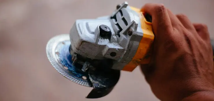 Esmeriladora eléctrica con disco para cortar y desbastar