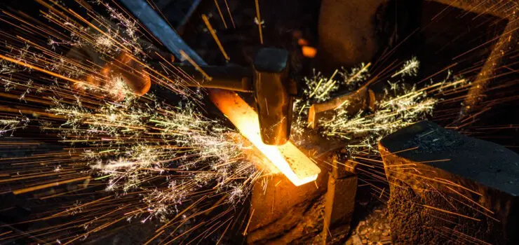 Forjado de solera al rojo vivo con martillo
