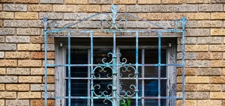 Protección de herrería rustica con picos en las esquinas