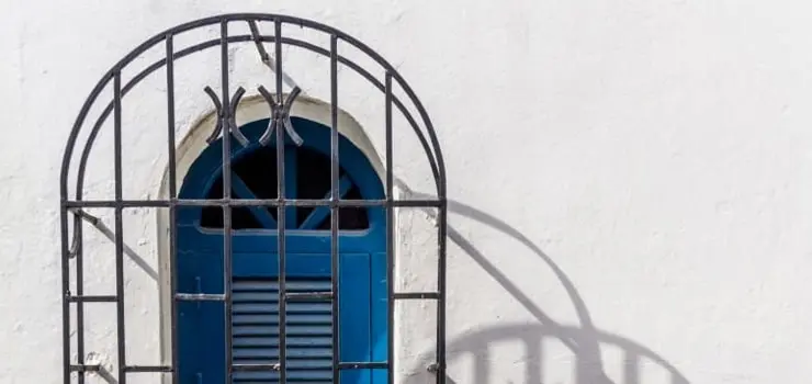 Protección de herrería rústica para ventana de madera