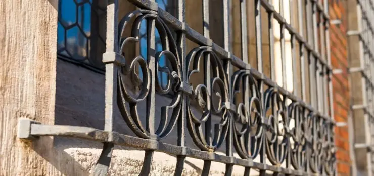 Protección para ventana de herrería con estilo colonial adornada con flores