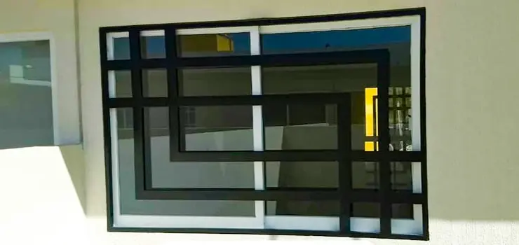 Protección para ventana de herrería monimalista con soleras cruzadas