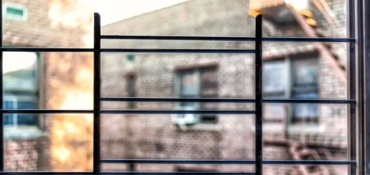 Protección para ventana de herrería minimalista con soleras y barras de acero