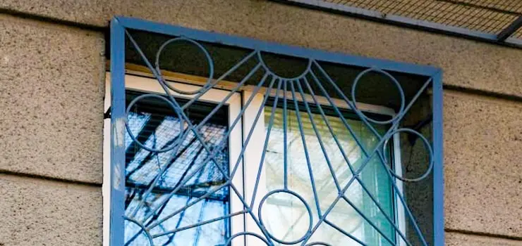 Protección para ventanas de herrería con elementos circulares y nudos