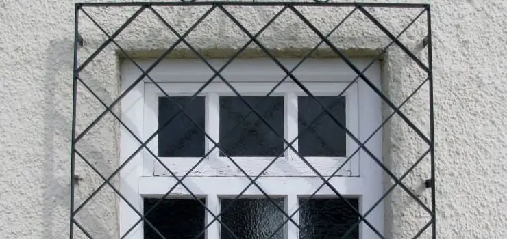 Protecciones para ventanas de herrería con elementos cruzados