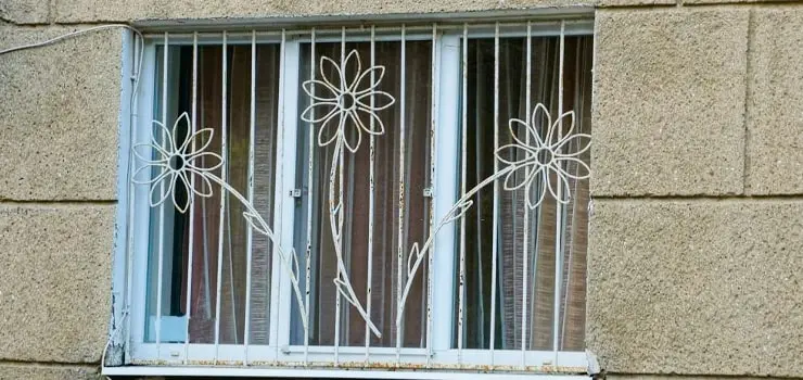 Protecciones para ventanas de herrería con elementos de figuras decorativas