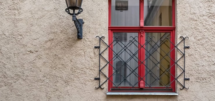 Protecciones para ventanas de herrería minimalistas en una pared blanca
