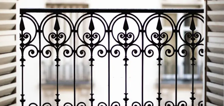 Barandal de herrería hecho con perfiles de acero y distintos elementos decorativos