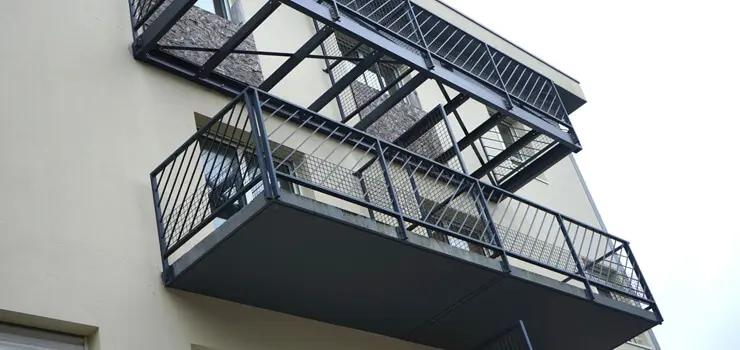 Barandal de herrería moderno elaborado con PTR y perfil cuadrado