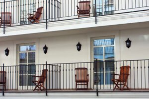 7 barandales de herrería para balcones modernos que harán lucir el frente de tu casa